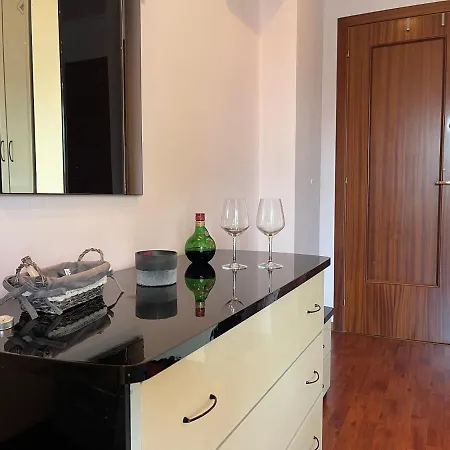 Pine-tree Spacious 2 Bdr Near Tanners' Bridge With Hot Tub ティラナ