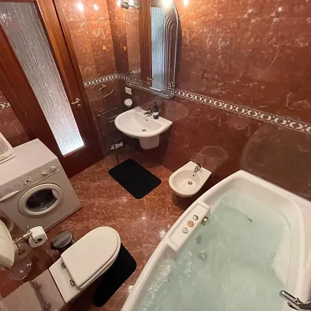 Pine-tree Spacious 2 Bdr Near Tanners' Bridge With Hot Tub アパート ティラナ