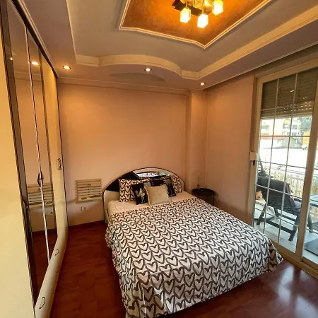 アパート Pine-tree Spacious 2 Bdr Near Tanners' Bridge With Hot Tub ティラナ