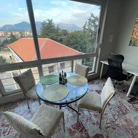 Pine-tree Spacious 2 Bdr Near Tanners' Bridge With Hot Tub Appartamento Tirana