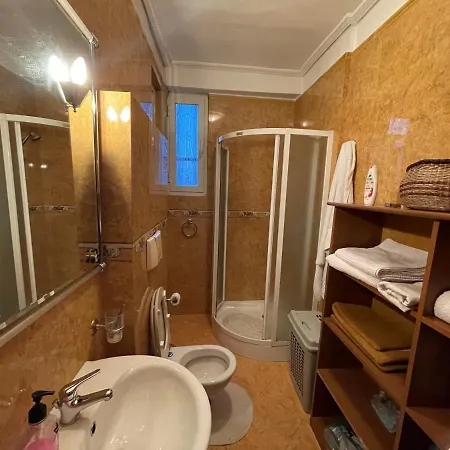 Pine-tree Spacious 2 Bdr Near Tanners' Bridge With Hot Tub * 地拉那