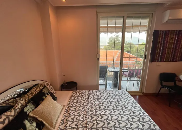 Daire Pine-tree Spacious 2 Bdr Near Tanners' Bridge With Hot Tub